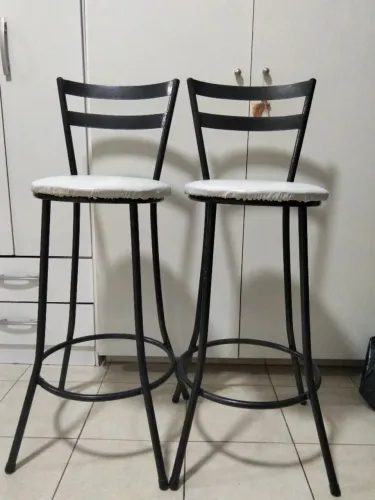 2 Banquetas Altas Pretas com Assento Estofado - Par