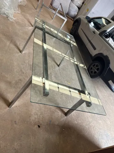 Mesa de jantar, tampo de vidro, base cromada.