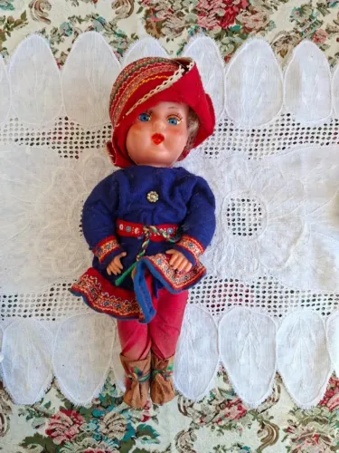 Boneca souvenir Suécia com pescoço trincado antiga