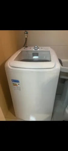 Vendo máquina de lavar com um ano de uso, sem detalhes. Excelente estado.
