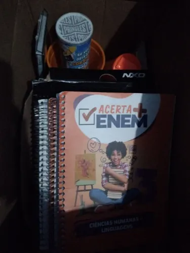 Estou vencendo figurinhas divertidamente e copa do mundo e mais algumas coisas e livros.
