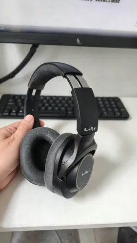 Headphone Lity. Troco por cadeira de escritório reclinável.