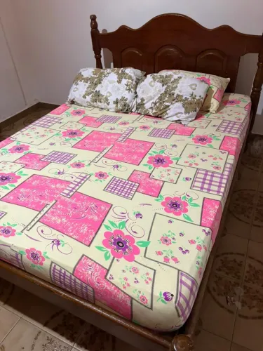 Cama de casal de madeira + colchão 