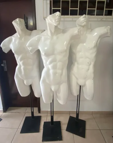 Manequins masculinos de fibra com suporte de ferro