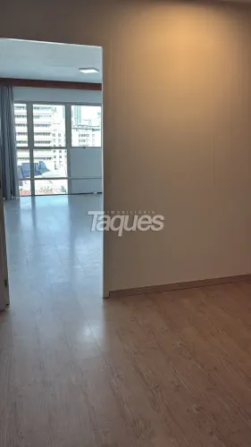 Sala Comercial no Centro Cívico. Sala dois ambientes, cozinha e wc. Piso laminado de madei