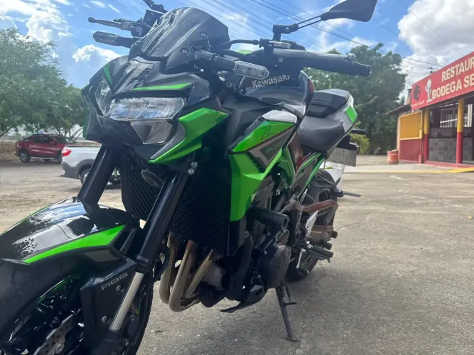 Kawasaki Z900 em