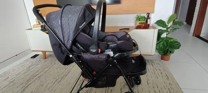 Kit carrinho de bebê com bebê conforto para transportar no carro, em excelente estado
