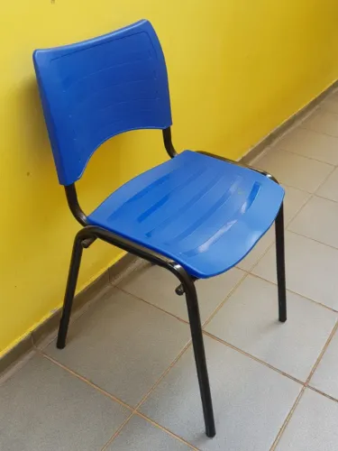 Cadeira Azul Iso Base Preto Escritório Escola Empilhavel Fixa em Polipropileno