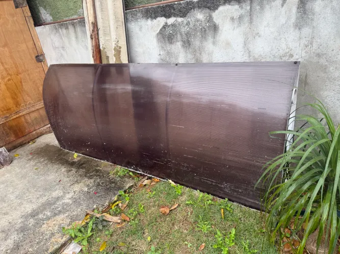 Toldo de acrílico e aço
