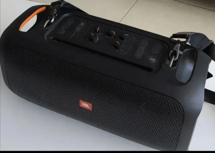 Caixa JBL party to Go com microfone e bolsa alcochoada de proteção com alça
