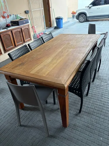 Mesa de madeira reforçada
