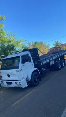 Caminhão trucado com carroceria