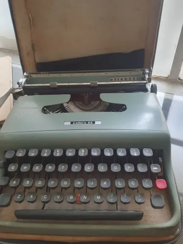 Máquina de escrever Olivetti.