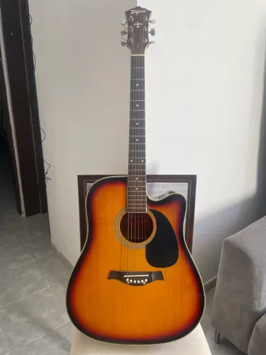 Vende-se este violão