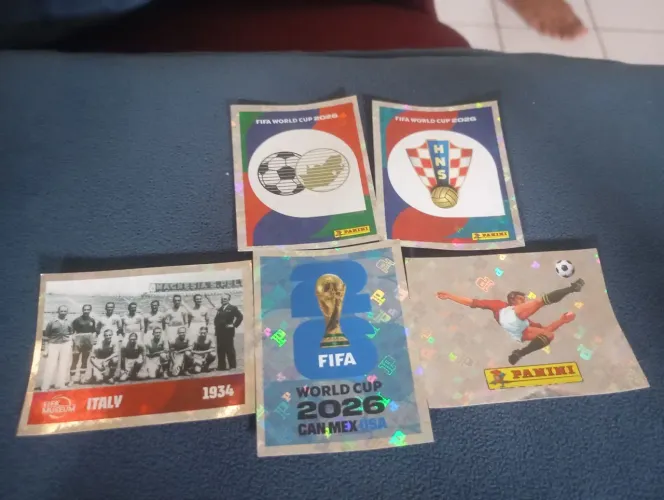 Figurinhas brilhantes 3 reais cada
