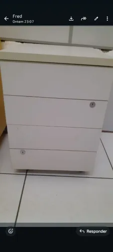 Gaveteiro de metal e madeiro usado