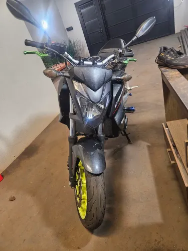 Cb650f detalhe de uso somente so pega e roda