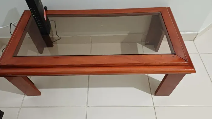 Mesa de centro com tampo de vidro