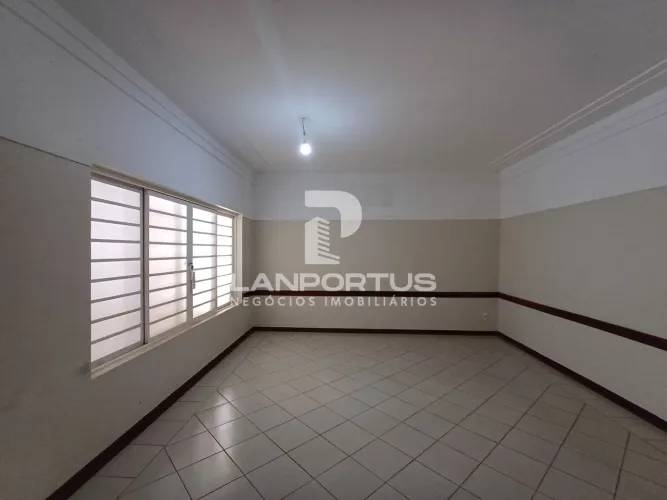 Predío Comercial com 231 m² de área útil com estacionamento frontal próximo às Avenidas In