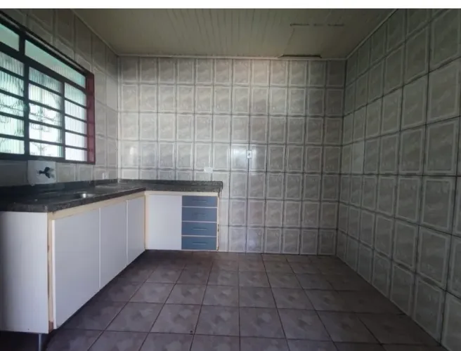 Alugo Kitnet Sendo Cozinha,Sala,Uma Suite,Lavanderia individual,Garagem para Moto. Um