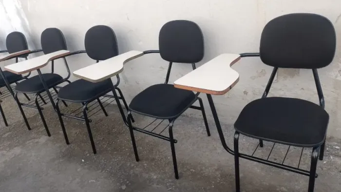 Cadeira Escolar Reformada com Assento e Encosto Novos