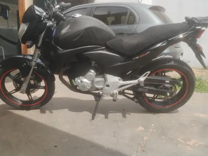 Vendo cb 300 em excelente estado de conservação