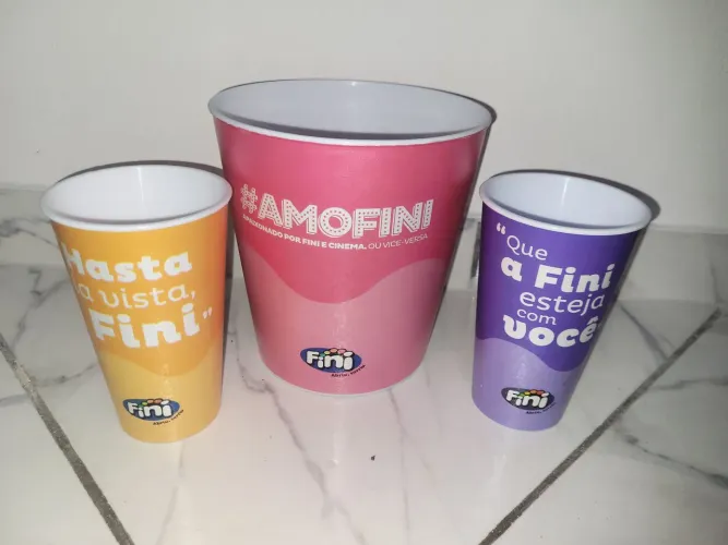 1 pote plástico pipoca e 2 copos marca fini
