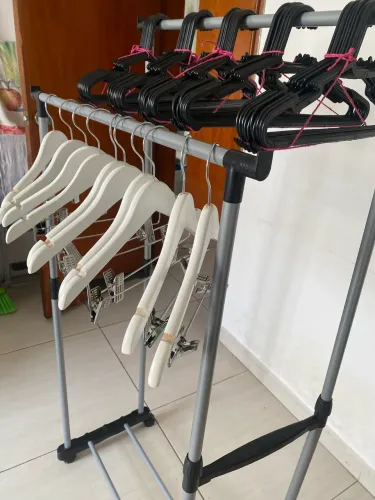 Arara com rodinhas e cabides (plástico e madeira)