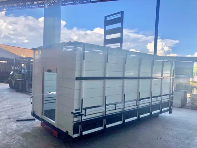 CARROCERIA SOBREGRADE BOIADEIRO MAMBRINI 4,50