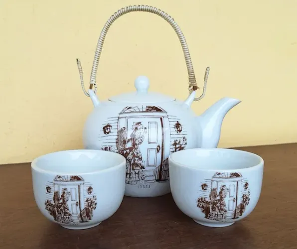 LINDO JOGUINHO PARA CHÁ EM PORCELANA REAL COM UM BULE E DUAS XÍCARAS NO ESTILO ORIENTAL.