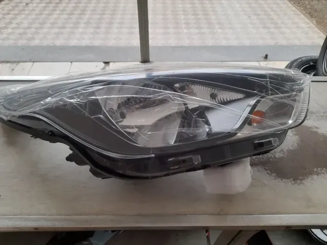 Farol do lado direito do Ford ka máscara negra novo na caixa original.
