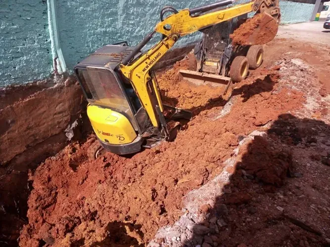 Mini escavadeira new Holland com perfuratriz 