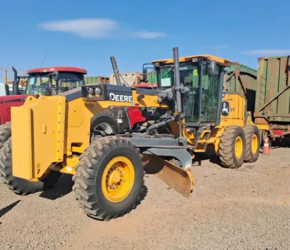 Motoniveladora John Deere 620G ano 2022 com 6920 horas, em SP