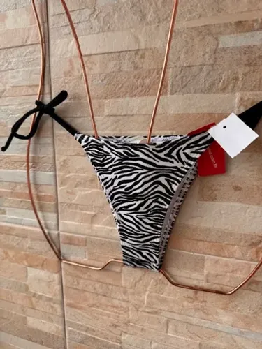 Calcinha de biquíni animal print, tamanho M.
