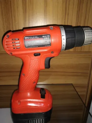 Parafusadeira/Furadeira Black&Decker/Maleta/Sem Fio.<br>C/ 100 acessórios.<br>R$ 440,00.!!!!