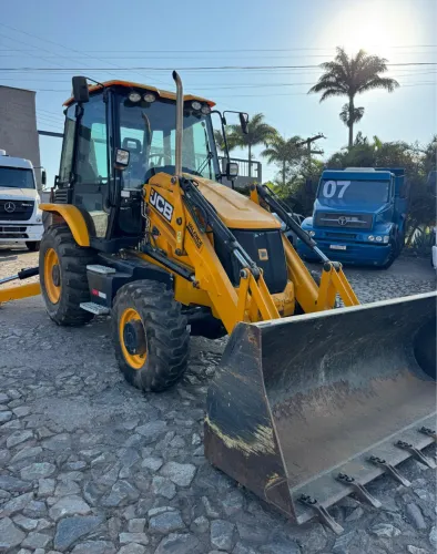Retroescavadeira JCB 3C 202323.