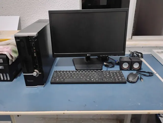 Vendo computador com defeito para retirada de peças