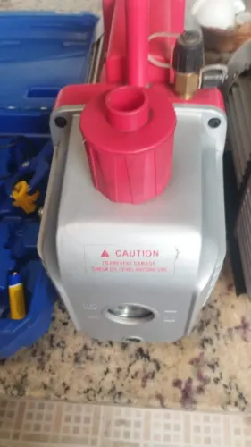 Vendo 2 bombas de vácuo, 1 manômetro digital, 1 testador inverter, tudo junto