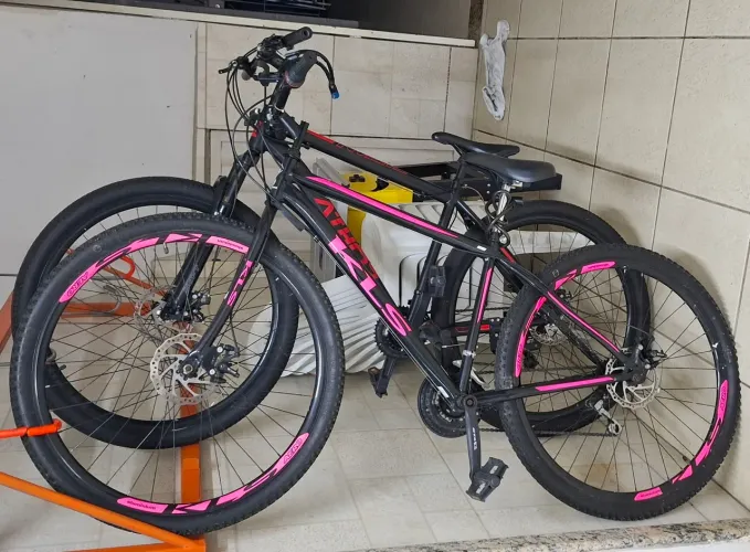 Bicicleta Aro 29 KLS - apenas a BIKE Preta com decalques rosa