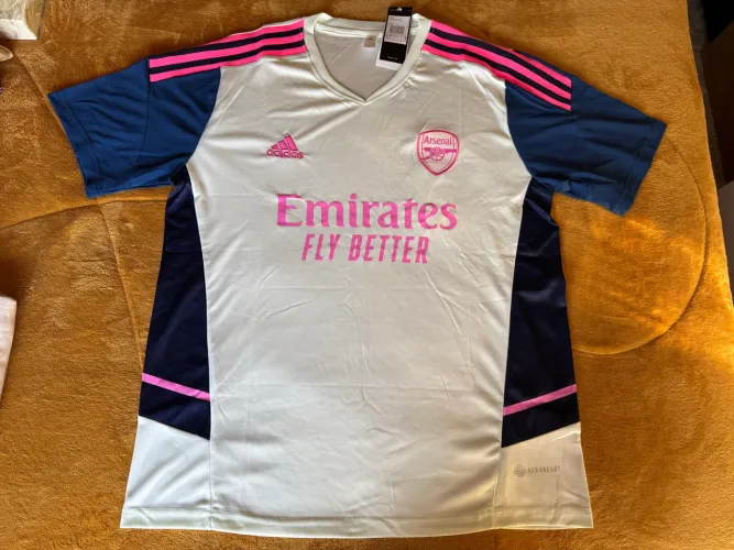 Camisa de treino adidas Arsenal FC 22/23 na cor Off White/Collegiate Navy