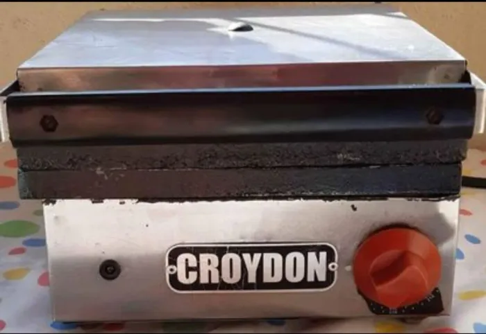 CREPEIRA CROYDON PROFISSIONAL COM 10 CAVIDADES / 110 VOLTS