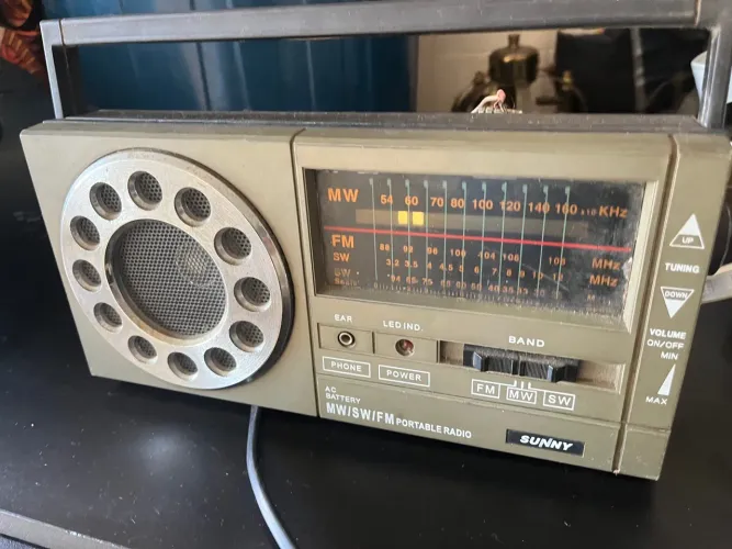 Rádio Portátil Sunny MW/SW/FM