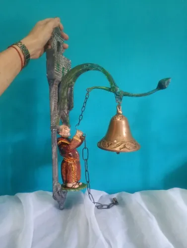Antigo sino de porta / parede com frade em alumínio e sino em bronze
