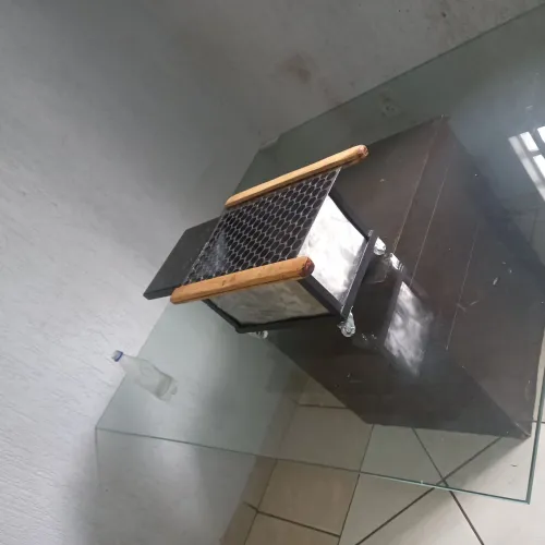 Churrasqueira com rodinhas e tabua pra carne