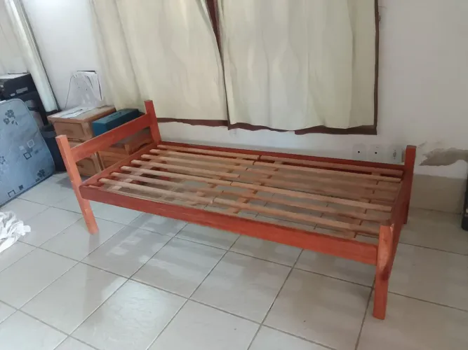 Cama de madeira de solteiro resistente ate 120 kg