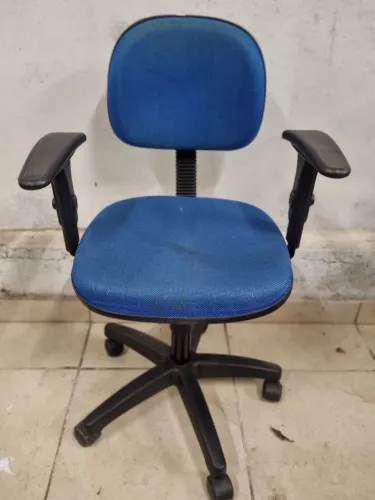 Cadeira com Apoio de Braço e Rodinhas Azul Com Detalhe no Tecido