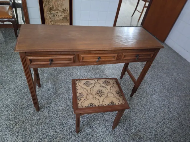 Aparador com banqueta