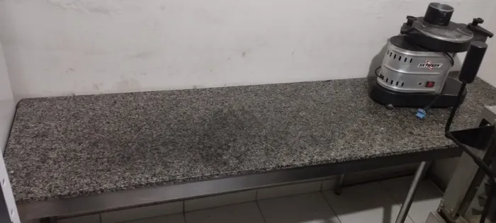 Bancada/mesa em granito com base em inox de 2,45mt 