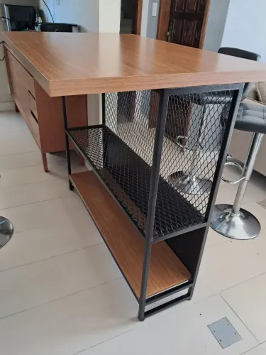 Conjunto Bancada Alta + 4 Banquetas Estilo Industrial - Madeira, Ferro e Courino