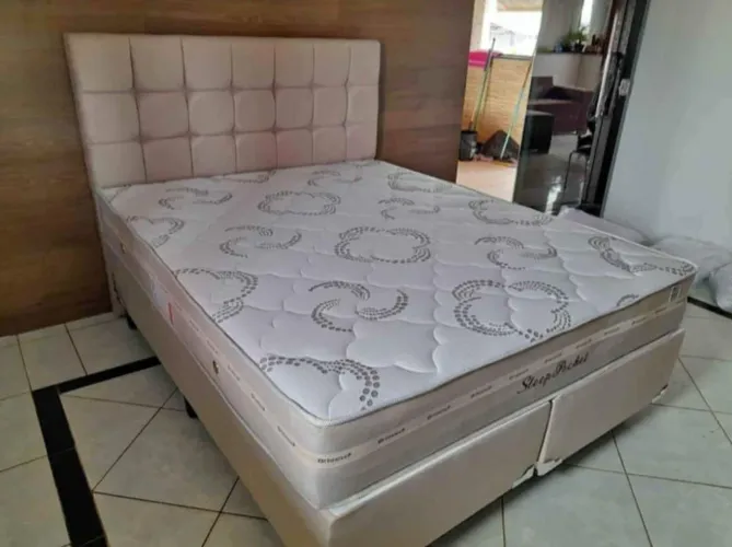 Cama queen size com colchão molas ensacadas e cabeceira bege